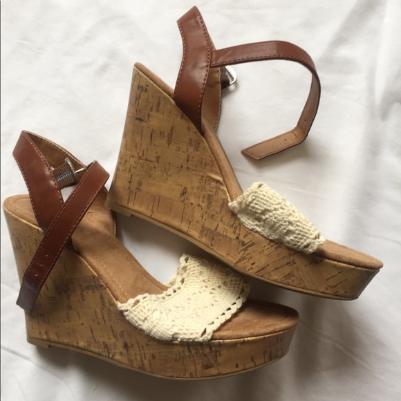 Cork wedge heels with lace - Picture 2 of 3